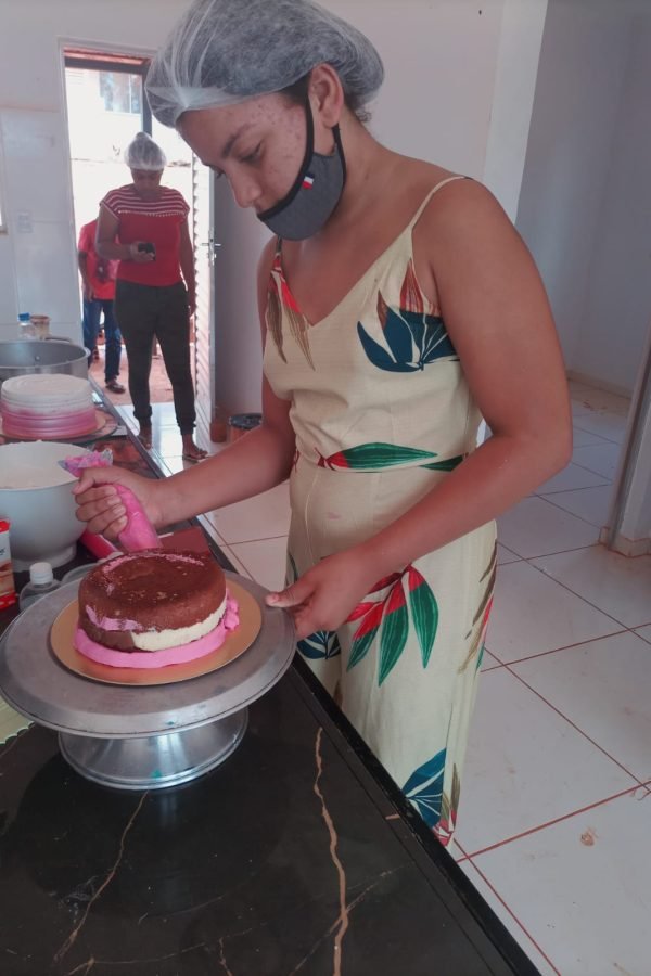 Alunas do Projeto Confeitaria da Agevale Brasil praticando e aprendendo novas receitas em Paracatu